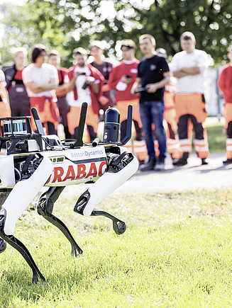 Foto Lehrlingsgruppe arbeitet mit Strabag-Roboert
