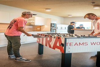 Foto Lehrlinge beim Kicker spielen