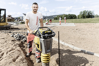 Foto Lehrling mit Rüttelgerät