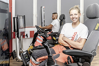 Foto von zwei Lehrlingen auf Simulationsbaugerät