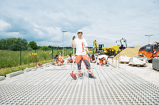 Foto Lehrling mit STRABAG-Bauhelm