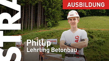 Lehrling steht vor Baustelle.
