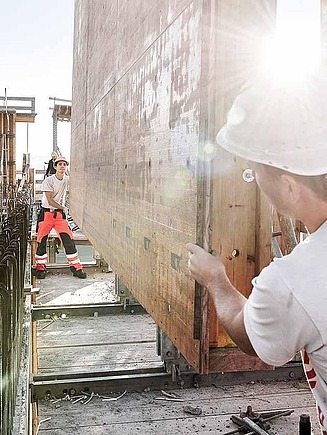 Foto Schalung wird auf Baustelle gehoben