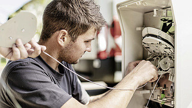 Foto Arbeiter repariert Anlage