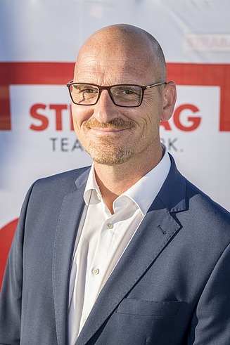 Foto Mitarbeiter im Anzug und mit Brille