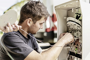 Foto Arbeiter repariert Anlage